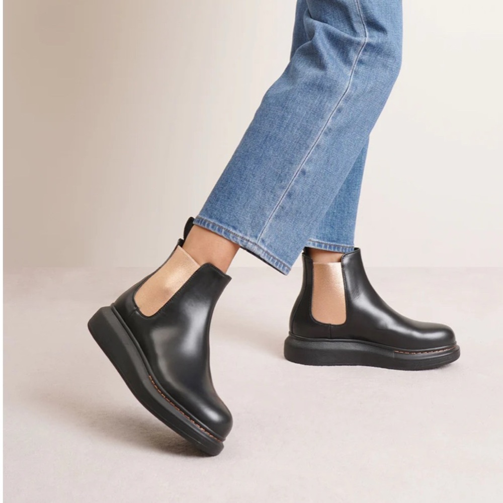 Alexander McQueen Black Chelsea Boots Small - Size 33 or 3 USA